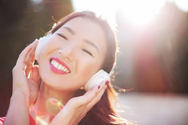 Gyönyörű Ázsiai Boldogan Zenét Hallgatok Fülhallgatóval — Stock Fotó