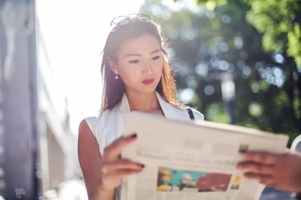 Asiatiska Elegant Kvinna Läser Tidningen Gatan Staden Solig Dag — Stockfoto