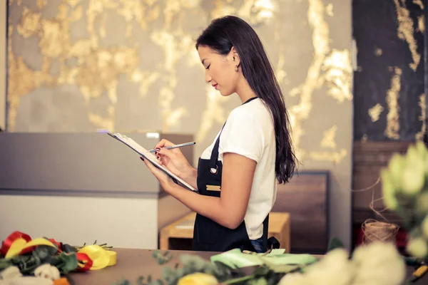 Asiatica Bella Donna Affari Che Lavora Suo Negozio Floreale Prendere — Foto Stock