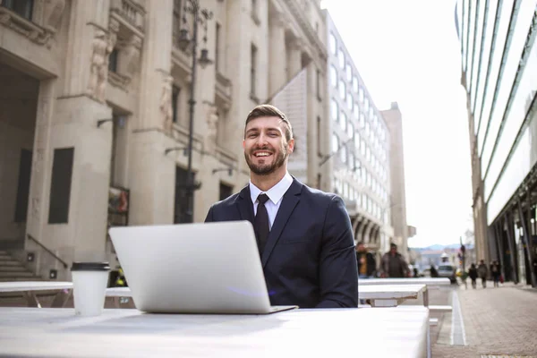 Молодий Впевнений Бізнесмен Сидить Терасі Місті Своїм Ноутбуком — стокове фото