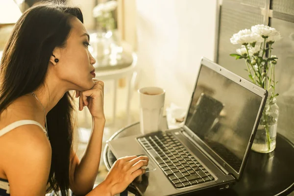 Élégante Femme Asiatique Vérifier Son Ordinateur Portable Maison — Photo