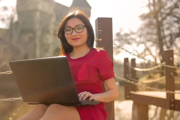 Azjatycka Eleganckiej Kobiety Okularach Siedząc Tarasie Jej Laptop Mieście — Zdjęcie stockowe