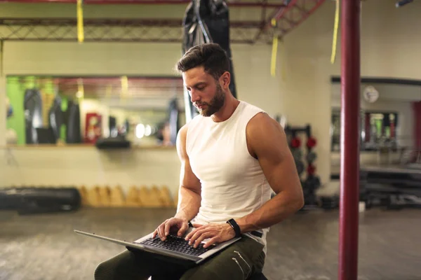 Personal Trainer Sitzt Und Arbeitet Seinem Laptop Fitnessstudio — Stockfoto