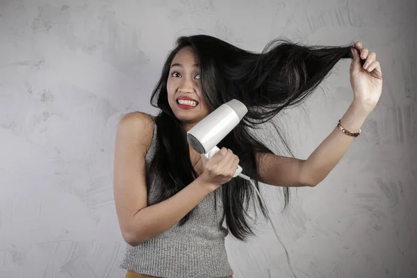 Asiatische Frau Trocknet Ihre Haare Mit Einem Haartrockner Ängstlich — Stockfoto