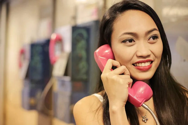 Genç Asyalı Kadın Bir Ankesörlü Telefondan Söz — Stok fotoğraf
