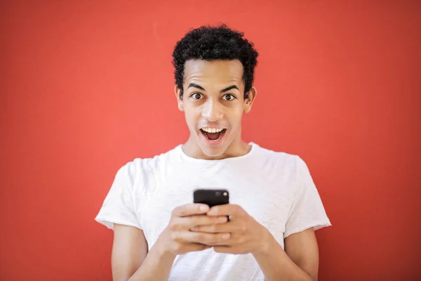 Ung Afro Man Kontrollera Sin Smartphone Och Att Vara Förvånad — Stockfoto