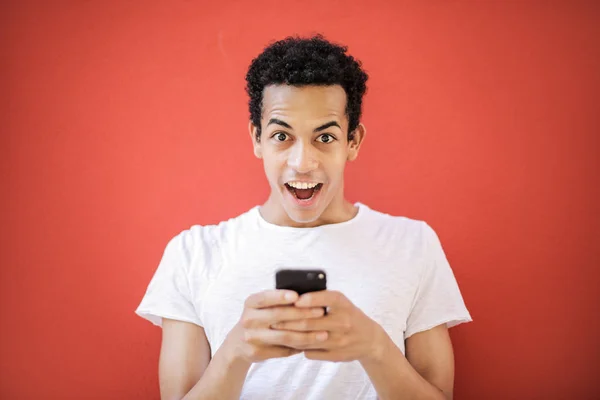 Joven Afro Hombre Revisando Teléfono Inteligente Siendo Sorprendido Delante Fondo — Foto de Stock