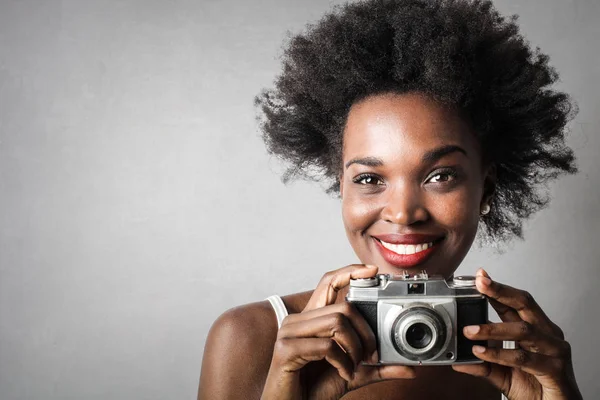 Photographe Amateur Créatif Prenant Des Photos Avec Un Appareil Photo  Moderne Pour Les Médias Sociaux. Jeune Femme Afro-américaine Adulte  Pointant L'appareil Dslr Vers L'appareil Photo Tout En Prenant Une Photo  Sur Fond