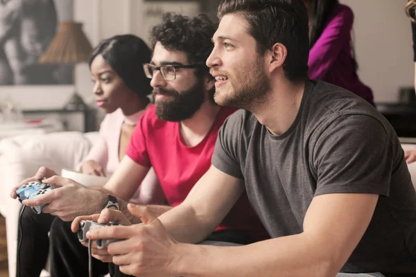Gruppe Von Freunden Die Zusammen Videospiel Spielen Und Spaß Haben — Stockfoto