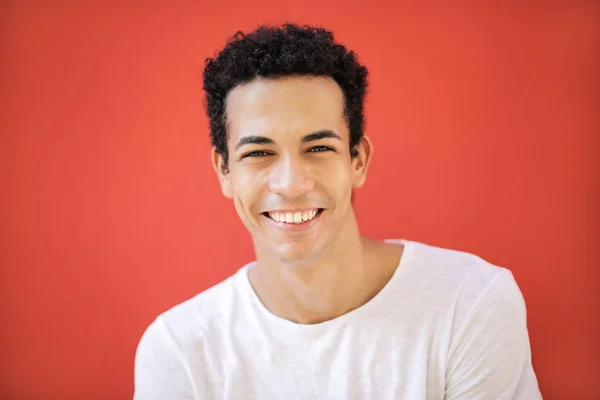 Joven Hombre Afro Sonriendo Delante Fondo Rojo —  Fotos de Stock