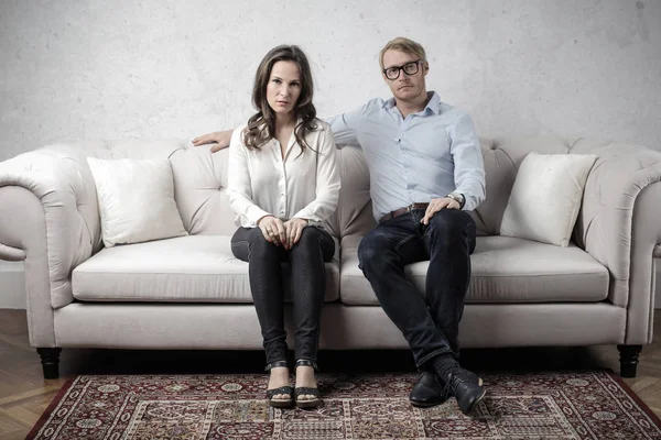 Paar Sitzt Traurig Und Ängstlich Auf Dem Sofa — Stockfoto