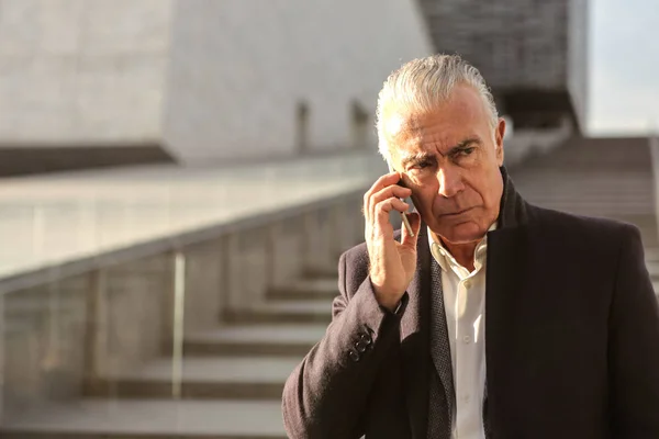 Senior Businessman Talking His Smartphone City — Stock Photo, Image