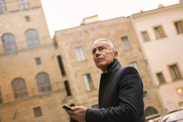 Senior Charmante Zakenman Met Zijn Smartphone Stad — Stockfoto