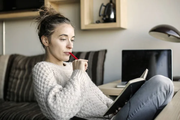 Giovane Donna Che Legge Suo Ordine Del Giorno Casa — Foto Stock