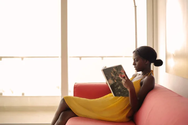 Jonge Mooie Zwarte Vrouw Zittend Een Bank Lezen Van Een — Stockfoto