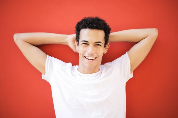 Junger Afro Mann Shirt Lächelt Glücklich — Stockfoto
