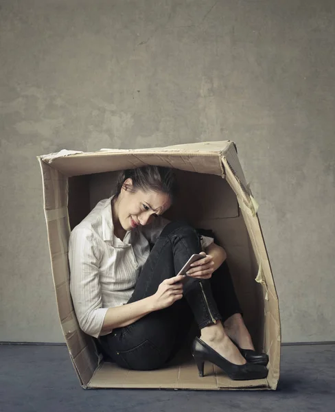 Jeune Femme Serrant Dans Une Boîte Papier Avec Son Smartphone — Photo