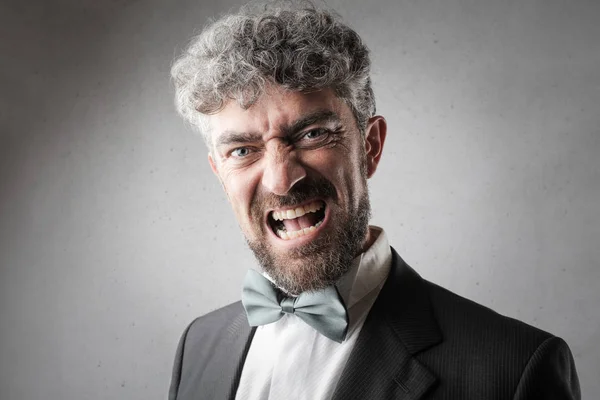 Wütender Eleganter Mann Mit Lockigem Haar Und Fliege Schreit — Stockfoto