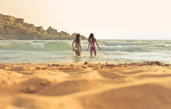 Νέων Γυναικών Στο Μπικίνι Στην Επικεφαλίδα Παραλία Στη Θάλασσα Καλοκαίρι — Φωτογραφία Αρχείου