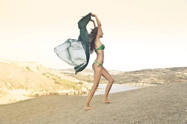 Vacker Kvinna Bikini Nära Havet Njuter Sommardag — Stockfoto