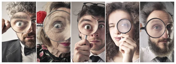 Kolaj bir büyüteç arayan insanların.