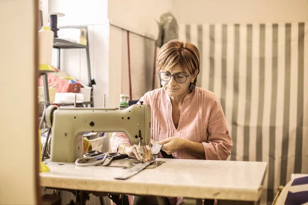 Seamstress Trabalhando Uma Máquina Costura Seu Local Trabalho — Fotografia de Stock