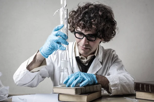 Giovane Scienziato Con Occhiali Capelli Ricci Facendo Esperimenti — Foto Stock