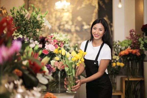 Bella Donna Affari Asiatica Negozio Fiori — Foto Stock