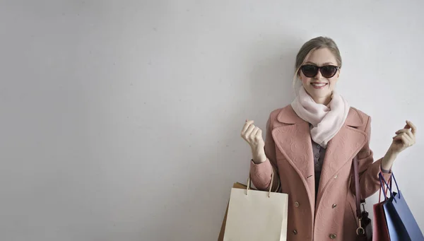 Mujer Rubia Joven Sonriendo Con Bolsas Compras Gafas Sol —  Fotos de Stock