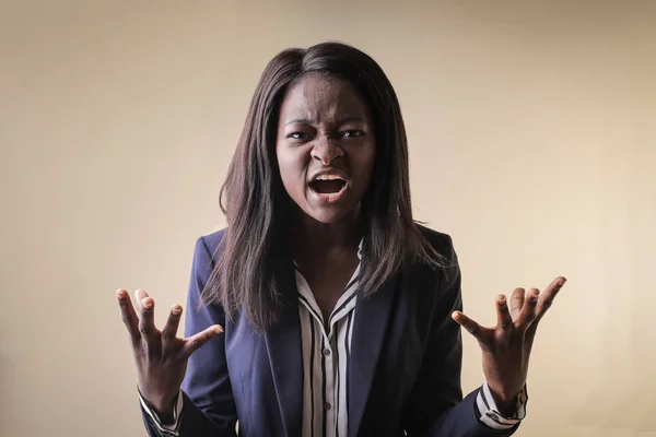 Siyah Zarif Kadın Öfkeyle Bağırarak — Stok fotoğraf