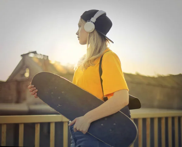 Jugendlicher Mit Skateboard Und Kopfhörer Einem Sonnigen Tag Der Stadt — Stockfoto