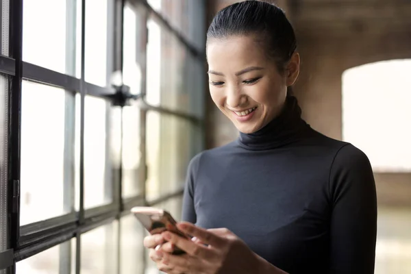 Jovem Bela Mulher Asiática Verificando Seu Smartphone Sorrindo — Fotografia de Stock