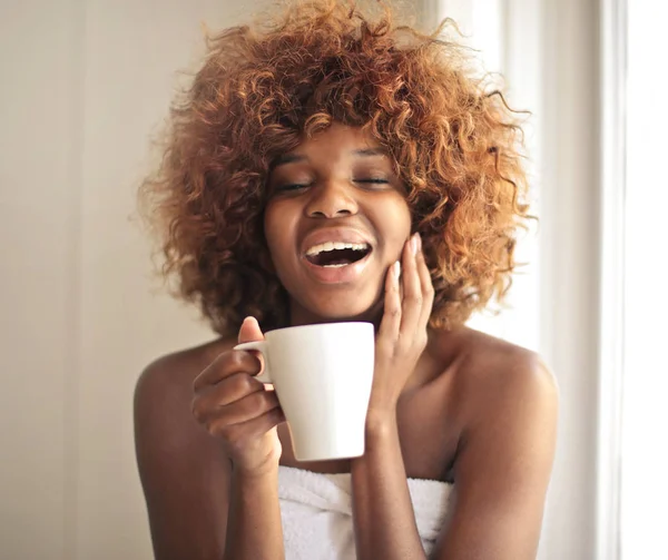 Jonge Afrikaanse Vrouw Lachen Gelukkig Met Een Kopje Koffie Haar — Stockfoto