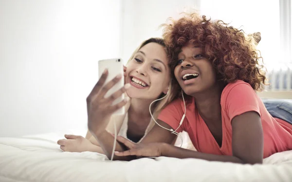Jóvenes Amigos Comparten Auriculares Escuchar Música Una Cama Divertirse —  Fotos de Stock