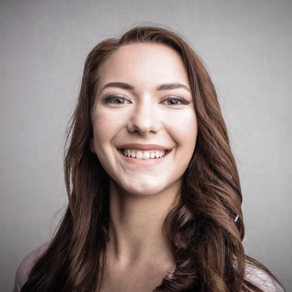 genç kadın mutlu bir şekilde gülümseyerek.