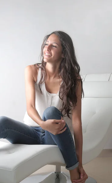 Mulher Bonita Sentada Uma Cadeira Lounge Moderna Sorrindo — Fotografia de Stock