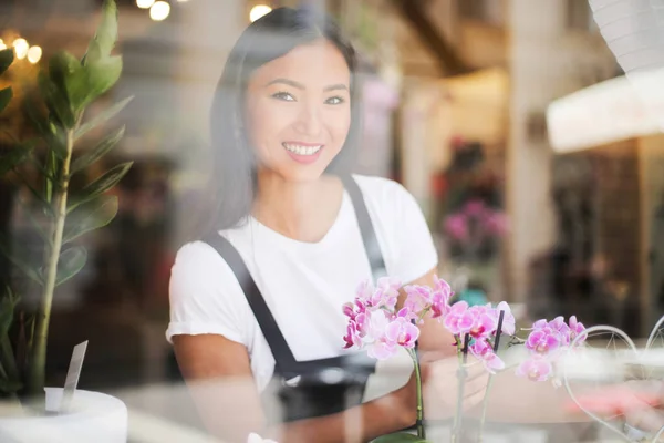 Asiatische Geschäftsfrau Floristin Einem Blumenladen Mit Blumen — Stockfoto