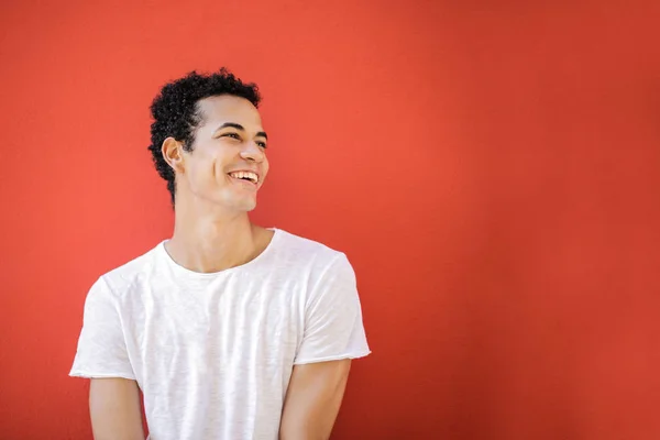 Joven Hombre Afro Con Pelo Rizado Posa Con Confianza Sonriendo —  Fotos de Stock