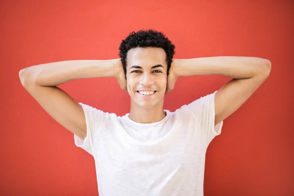 Junger Afro Mann Mit Lockigem Haar Posiert Selbstbewusst Und Lächelnd — Stockfoto