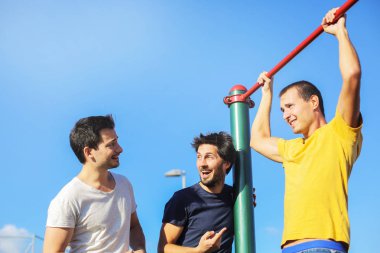 Genç Grup bir molası verdikten ve açık bazı egzersizleri yapıyor adam.