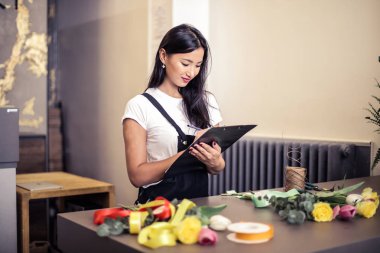 Ona çiçek atölye araçlarıyla Asyalı kız.