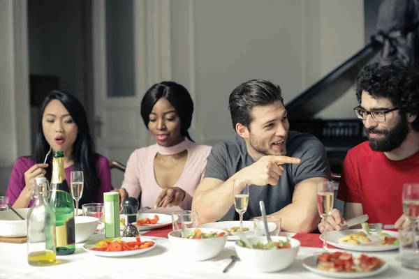 Baráti Társaság Amelynek Vacsora Otthon Miután Egy Nagy Idő Együtt — Stock Fotó