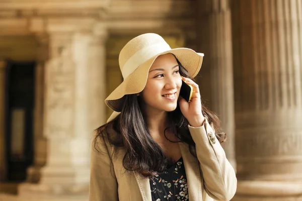 Schöne Asiatische Frau Mit Hut Spricht Auf Einem Smartphone — Stockfoto