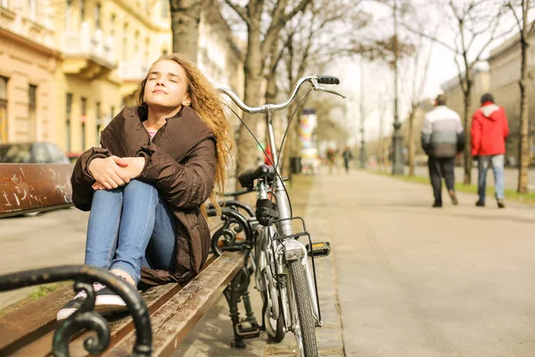 Adolescente Com Bicicleta Relaxante Banco Clima Ensolarado Cidade — Fotografia de Stock