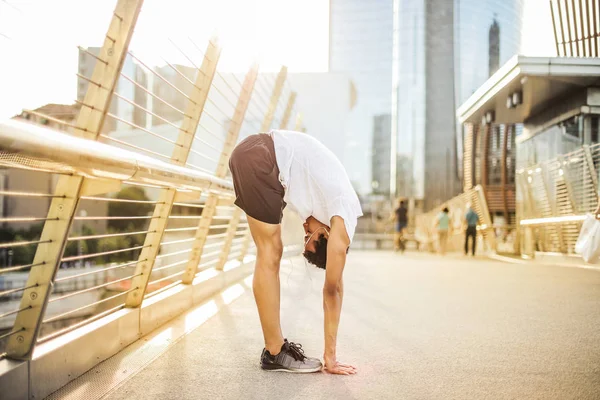 Jeune Homme Sportif Étirant Sur Pont Été Dans Ville — Photo