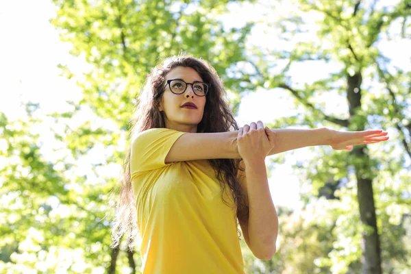 Vacker Ung Kvinna Som Sträcker Sig Park Sommar — Stockfoto