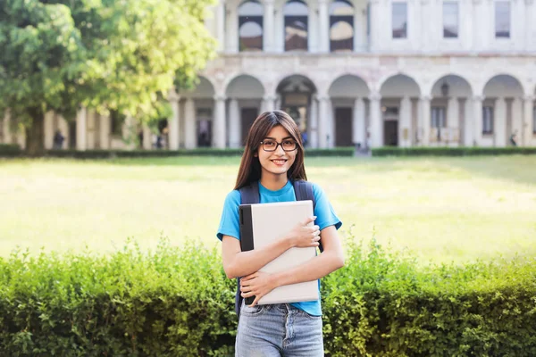 Joven Estudiante Con Laptop Sonriendo Frente Universidad —  Fotos de Stock