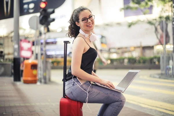 Mooie Tiener Met Oortelefoons Laptop Zittend Een Koffer Wachten — Stockfoto