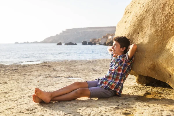 Niño Joven Relajándose Felizmente Playa Mientras Inclina Una Roca —  Fotos de Stock