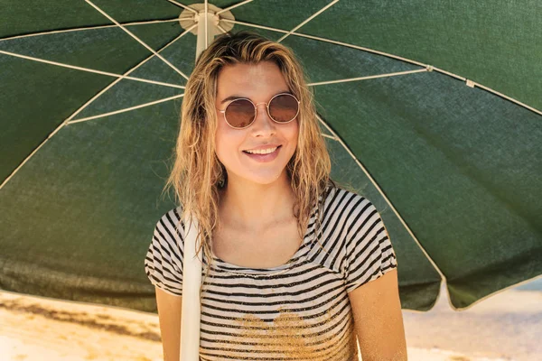 Blonde Jonge Vrouw Stripe Shirt Met Een Parasol Zonnebril — Stockfoto